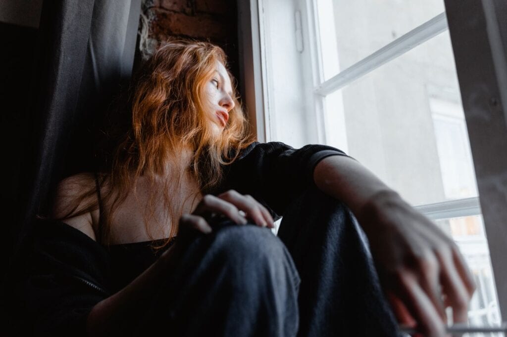 Personne anxieuse près d une fenêtre