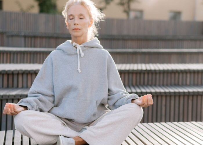 Femme sereine en méditation
